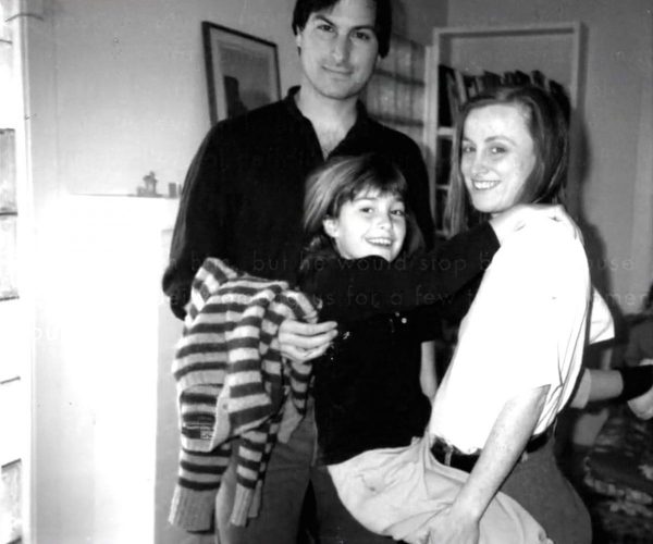 ستيف جوبز وابنته ليزا وأخته "منى سيمبسون" في العام 1986 (شبكات اجتماعية)
