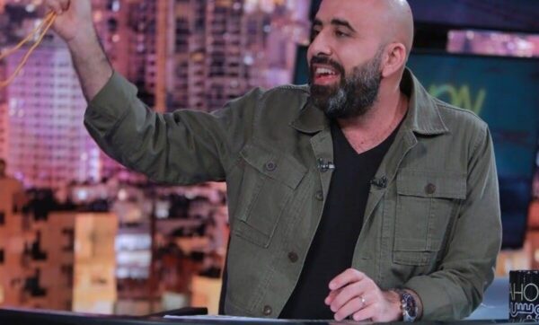 موالون لنصر الله يردون على الإعلامي هشام حداد بسبب تقليد حركة إصبعه (فيديو)