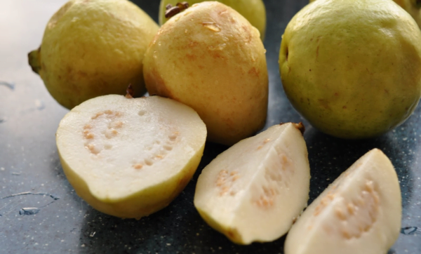 تزيد الخصوبة وتساعد على خسارة الوزن.. تعرف على فوائد الجوافة المذهلة