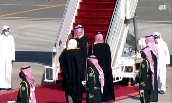 عناق تاريخي بين ولي العهد السعودي و أمير دولة قطر وتحرك مصري نحو القمة الخليجية (فيديو)
