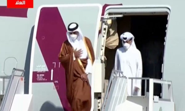ولي العهد السعودي يرحب بأمير دولة قطر: "يالله حيه يالله حيه نورت المملكة" (فيديو)